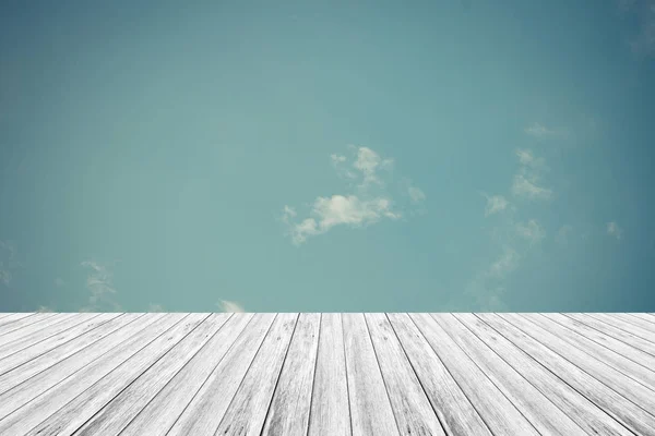 蓝蓝的天空云带木露台，复古风格的过程 — 图库照片