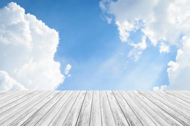 Mavi gökyüzü bulut ile ahşap Teras