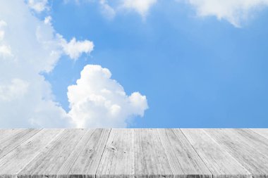 Mavi gökyüzü bulut ile ahşap Teras