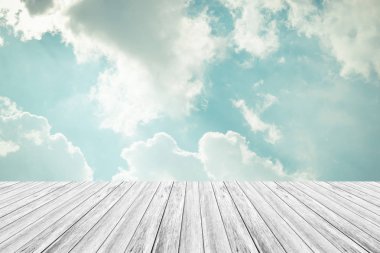 Mavi gökyüzü bulut ile ahşap Teras, vintage tarzı sürecinde