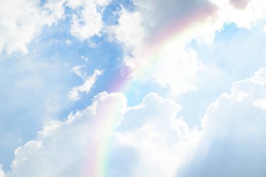 Gökkuşağı ile mavi gökyüzü bulut