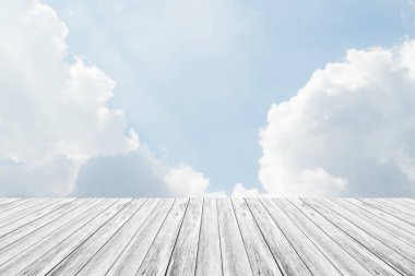 Mavi gökyüzü bulut ile ahşap Teras