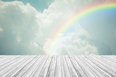 Ahşap Teras ve gökkuşağı gökyüzü bulut mavi, vintag içinde işlem