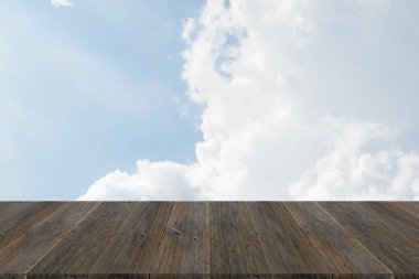 Mavi gökyüzü bulut ile ahşap Teras