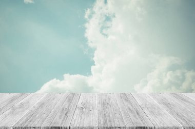 Mavi gökyüzü bulut ile ahşap Teras, vintage tarzı sürecinde