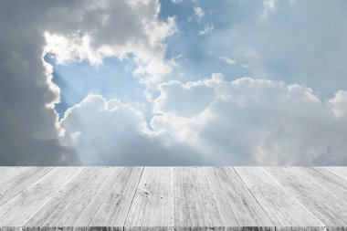 Mavi gökyüzü bulut ile ahşap Teras