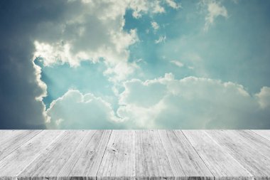 Mavi gökyüzü bulut ile ahşap Teras, vintage tarzı sürecinde