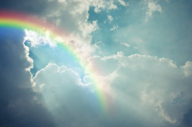 Gökkuşağı, vintage tarzı sürecinde ile mavi gökyüzü bulut