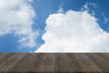 Mavi gökyüzü bulut ile ahşap Teras