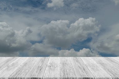 Mavi gökyüzü bulut ile ahşap Teras