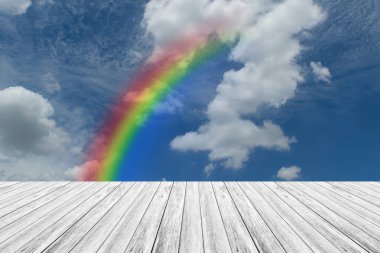 ahşap Teras ve rainbow ile mavi gökyüzü