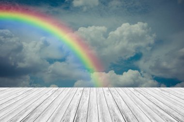 Ahşap Teras ve gökkuşağı gökyüzü bulut mavi, vintag içinde işlem