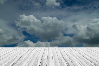 Mavi gökyüzü bulut ile ahşap Teras