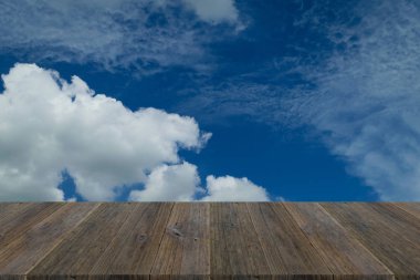 Mavi gökyüzü bulut ile ahşap Teras