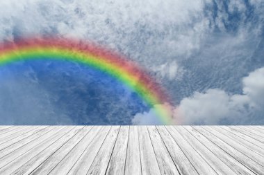 ahşap Teras ve rainbow ile mavi gökyüzü