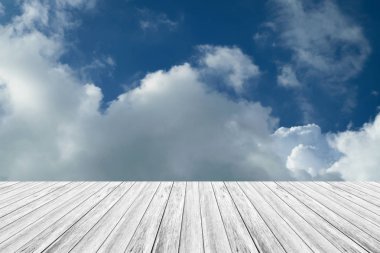 Mavi gökyüzü bulut ile ahşap Teras