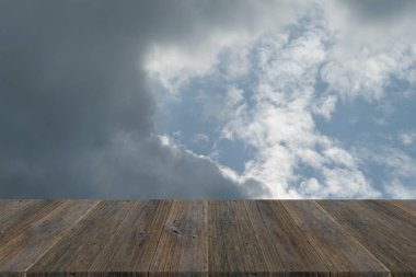 Mavi gökyüzü bulut ile ahşap Teras