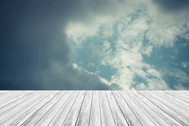 Mavi gökyüzü bulut ile ahşap Teras, vintage tarzı sürecinde