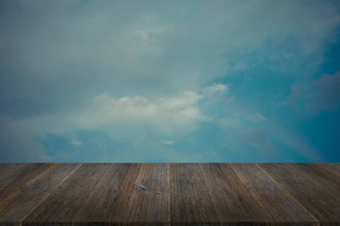 Mavi gökyüzü bulut ile ahşap Teras, vintage tarzı sürecinde