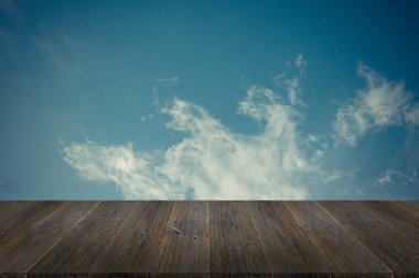 Mavi gökyüzü bulut ile ahşap Teras, vintage tarzı sürecinde