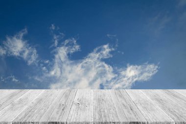 Mavi gökyüzü bulut ile ahşap Teras