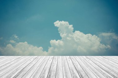 Mavi gökyüzü bulut ile ahşap Teras, vintage tarzı sürecinde