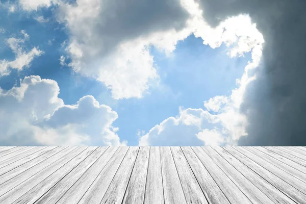 Blauwe hemel wolk met houten terras — Stockfoto