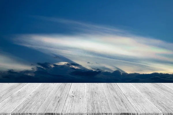 Nube azul cielo con terraza de madera — Foto de Stock