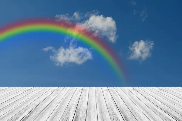 Terrazza in legno e cielo blu con arcobaleno — Foto Stock