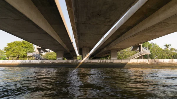 Podróż łodzią pod mostem na rzece Chao Phraya — Zdjęcie stockowe