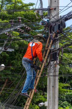 Elektrik hattı yüklemeye çalışma