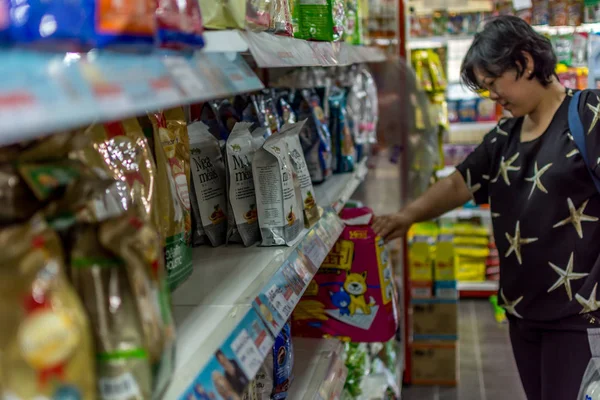 Women shop at pet shop for her dog — Stock Photo, Image