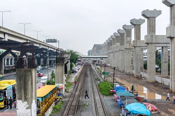 Építkezés ég vonat butikhotel Rangsit — Stock Fotó