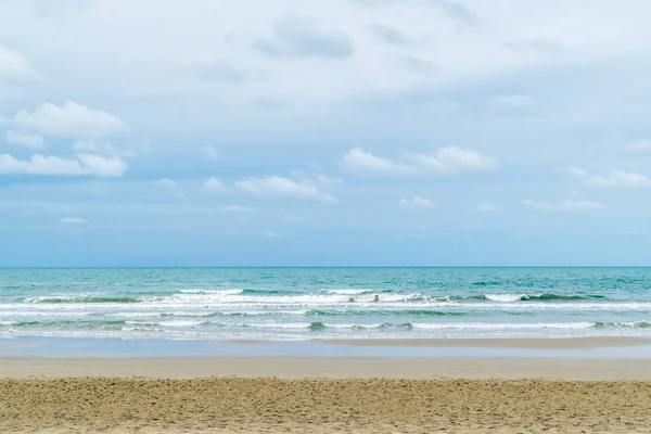 Пляж і море з блакитним небом — стокове фото
