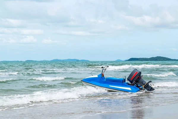 Stranden och havet med blå himmel och vatten skoter båt — Stockfoto