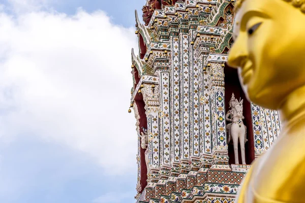 Estatua de buda tailandesa en la religión budista — Foto de Stock