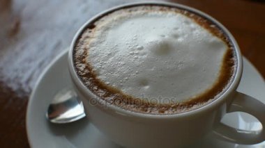 Sıcak kahve kırmızı şeker eklemek koymak