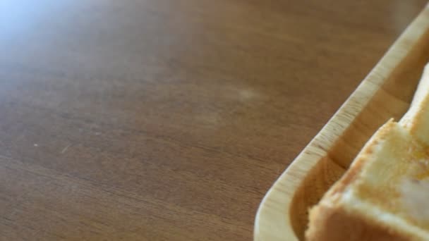 Toasty s kondenzovaným mlékem a cukrem — Stock video