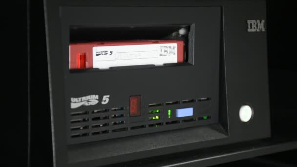 从磁带驱动器在计算机服务器上更改磁带 — 图库视频影像