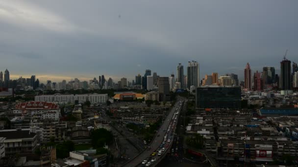 Paisaje urbano y transporte en el día a la noche — Vídeos de Stock