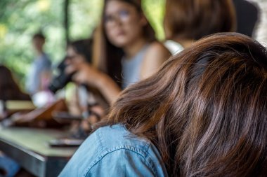 Asya kadını kabul bir fotoğraf restoran veya Cafe