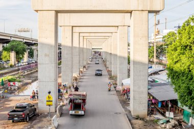 Şantiye gökyüzü tren Bangsue-Rangsit