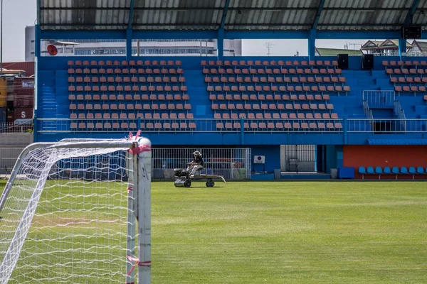 Przywrócenie trawy w stadion piłkarski — Zdjęcie stockowe