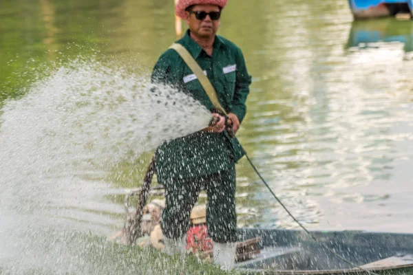 Regar el césped — Foto de Stock