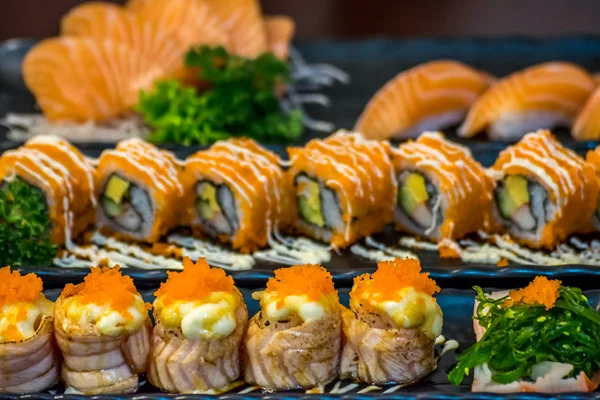 Comida japonesa em conjunto diferentes tipos de sushi — Fotografia de Stock