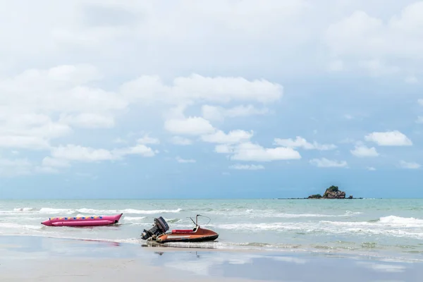 Strand en de zee met blauwe lucht en water scooter boot — Stockfoto