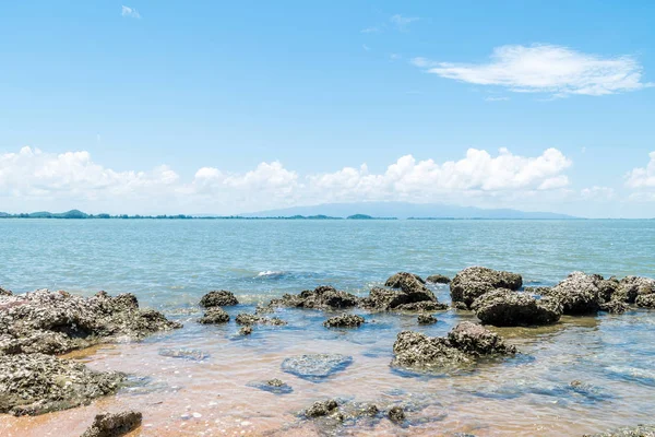 Stranden och havet med blå himmel och reef rock beach — Stockfoto