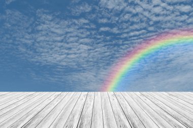 Ahşap Teras ve rainbow ile mavi gökyüzü bulut