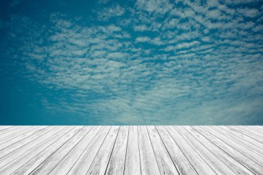 Mavi gökyüzü bulut ile ahşap Teras, vintage tarzı sürecinde