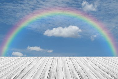 ahşap Teras ve rainbow ile mavi gökyüzü